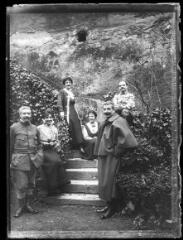 1 vue  - Portrait d\'un groupe dans un escalier en extérieur. - Photographie (ouvre la visionneuse)