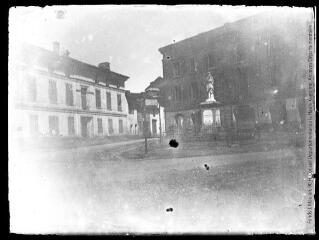 1 vue  - Place de la mairie. - [entre 1890 et 1920]. - Photographie (ouvre la visionneuse)