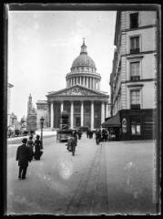 1 vue  - La place et le Panthéon. - 1900. - Photographie (ouvre la visionneuse)