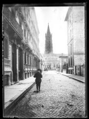 1 vue  - La basilique Saint-Sernin, depuis la rue Saint-Bernard. - [entre 1890 et 1920]. - Photographie (ouvre la visionneuse)