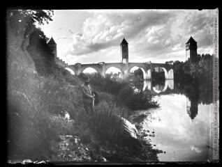 1 vue  - Les bords du Lot et le pont Valentré. - [entre 1890 et 1920]. - Photographie (ouvre la visionneuse)