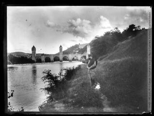 1 vue  - Les bords du Lot et le pont Valentré. - [entre 1890 et 1920]. - Photographie (ouvre la visionneuse)