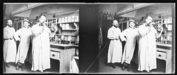 1 vue  - Hôpital militaire : trois pharmaciens dans un laboratoire. - [entre 1890 et 1920]. - Photographie (ouvre la visionneuse)