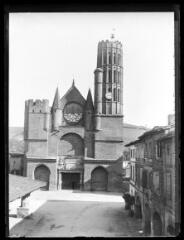 1 vue  - Façade de l\'église sur la place de la halle. - [entre 1890 et 1920]. - Photographie (ouvre la visionneuse)