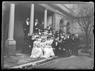 1 vue  - Portrait d\'un groupe (famille et amis) devant un bâtiment (à l\'occasion de noces). - [entre 1890 et 1920]. - Photographie (ouvre la visionneuse)
