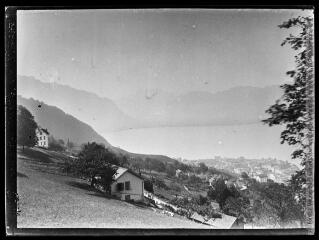 1 vue  - Montée des Avants : le Léman : vue sur Montreux. - août 1911. - Photographie (ouvre la visionneuse)