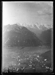 1 vue  - Interlaken et la Jungfrau vus du Harder. - 29 août 1911. - Photographie (ouvre la visionneuse)