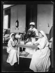 1 vue  - Hôpital temporaire n° 23 : portrait de trois infirmières dans une chambre d\'hôpital (Salle III). - 1915. - Photographie (ouvre la visionneuse)
