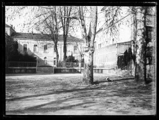 1 vue  - Hôpital temporaire n° 23 (lycée Gambetta) : la cour. - 1915-1916. - Photographie (ouvre la visionneuse)