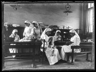 1 vue  - Hôpital temporaire n° 23 : la lingerie. - mars 1916. - Photographie (ouvre la visionneuse)
