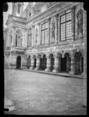 1 vue  - La Rochelle : cour de l\'hôtel de ville. - [entre 1890 et 1920]. - Photographie (ouvre la visionneuse)
