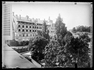 1 vue  - Blois : le château : vue d\'ensemble de la façade des Loges. - [24 juin 1910]. - Photographie (ouvre la visionneuse)