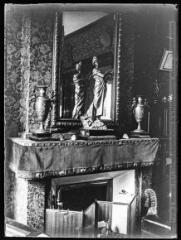 1 vue  - Intérieur de la maison Mauran : la cheminée du bureau. - [entre 1890 et 1920]. - Photographie (ouvre la visionneuse)