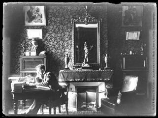 2 vues  - Intérieur de la maison Mauran : Joseph Mauran à son bureau. - [entre 1890 et 1920]. - Photographie (ouvre la visionneuse)