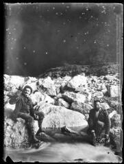 1 vue  - Deux hommes dans un chaos de rochers (avec rivière). - [entre 1890 et 1920]. - Photographie (ouvre la visionneuse)