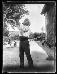 1 vue  - Dans une cour de ferme : un métayer des Mauran se désaltérant (bombonne, pichet). - [entre 1890 et 1920]. - Photographie (ouvre la visionneuse)