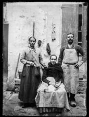 1 vue  - Portrait d\'une famille de paysans (un couple et une jeune fille). - [entre 1890 et 1920]. - Photographie (ouvre la visionneuse)