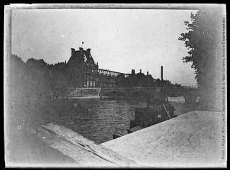 1 vue  - La Seine, le Pont-Royal et le Louvre. - 1900. - Photographie (ouvre la visionneuse)