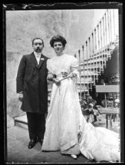1 vue  - Portrait d\'un couple en tenue de cérémonie (mariés). - [entre 1890 et 1920]. - Photographie (ouvre la visionneuse)