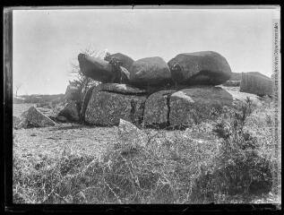 1 vue  - Sidobre : deux hommes dans un amas de rochers. - 1902. - Photographie (ouvre la visionneuse)