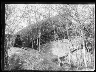 1 vue  - Sidobre : deux hommes assis sur des rochers dans un sous-bois. - 1902. - Photographie (ouvre la visionneuse)