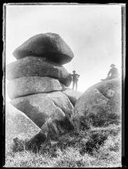 1 vue  - Sidobre : deux hommes près du rocher des Trois Fromages. - 1902. - Photographie (ouvre la visionneuse)