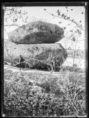 1 vue  - Sidobre : deux hommes près du rocher tremblant de Sept Faux. - 1902. - Photographie (ouvre la visionneuse)