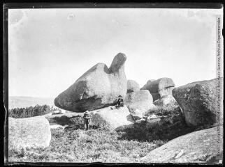 1 vue  - Sidobre : deux hommes près du roc de l\'Oie. - 1902. - Photographie (ouvre la visionneuse)