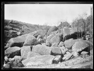 1 vue  - Sidobre : une rivière de rochers. - 1902. - Photographie (ouvre la visionneuse)