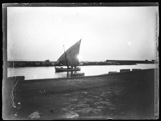 1 vue  - Bateau à voile à l\'entrée du port. - [entre 1890 et 1920]. - Photographie (ouvre la visionneuse)