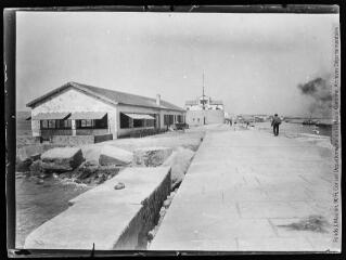 1 vue  - Un port : le quai et le café restaurant. - [entre 1890 et 1920]. - Photographie (ouvre la visionneuse)