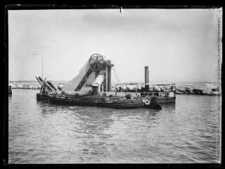 1 vue  - Navire de pêche au port. - [entre 1890 et 1920]. - Photographie (ouvre la visionneuse)