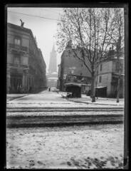 1 vue  - La basilique Saint-Sernin sous la neige : vue prise de la rue Saint-Bernard. - Hiver 1917. - Photographie (ouvre la visionneuse)