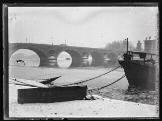 1 vue  - Quai de la Daurade : bateaux (en arrière-plan, Pont-Neuf et Château d\'Eau). - Hiver 1917. - Photographie (ouvre la visionneuse)