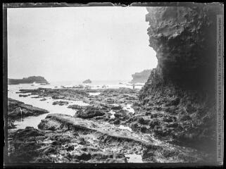 1 vue  - Biarritz : côte à marée basse et rochers. - 1902. - Photographie (ouvre la visionneuse)