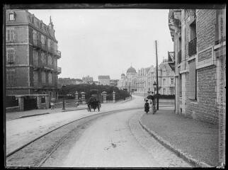 1 vue  - Biarritz : entrée de l\'hôtel du Palais et église russe. - 1902. - Photographie (ouvre la visionneuse)
