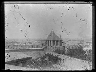 1 vue  - Remparts intérieurs de l\'église Saint-Nazaire et vue sur la ville. - [entre 1898 et 1903]. - Photographie (ouvre la visionneuse)