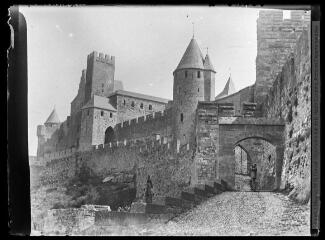 1 vue  - Porte d\'Aude et le château comtal. - [entre 1898 et 1903]. - Photographie (ouvre la visionneuse)