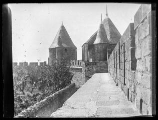 1 vue  - Tours des remparts intérieurs. - [entre 1898 et 1903]. - Photographie (ouvre la visionneuse)