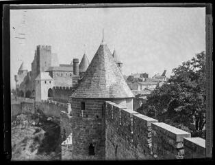 1 vue  - Tour et château comtal. - [entre 1898 et 1903]. - Photographie (ouvre la visionneuse)