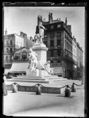 1 vue  - Allées de Tourny : la statue de Gambetta et taverne Gruber. - 1907. - Photographie (ouvre la visionneuse)