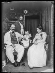 1 vue  - Portrait en intérieur d\'un groupe familial (une femme, deux hommes, un enfant en bas âge). - [entre 1890 et 1920]. - Photographie (ouvre la visionneuse)
