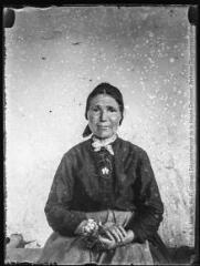 1 vue  - Portrait d\'une femme âgée en buste (bracelet de fleurs). - [entre 1890 et 1920]. - Photographie (ouvre la visionneuse)