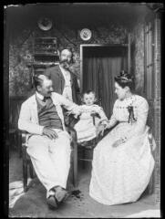 1 vue  - Portrait en intérieur d\'un groupe familial (une femme, deux hommes, un enfant en bas âge). - [entre 1890 et 1920]. - Photographie (ouvre la visionneuse)