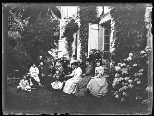 1 vue  - La Bourdette ? : portrait de groupe (famille ou amis), dans le jardin devant la maison (dont le couple Rose et Joseph Mauran). - [entre 1890 et 1920]. - Photographie (ouvre la visionneuse)