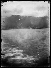1 vue  - Paysage : lac et montagnes. - [entre 1890 et 1920]. - Photographie (ouvre la visionneuse)