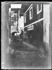 1 vue  - Une rue avec une enseigne de boulangerie (panaderia). - [1902]. - Photographie (ouvre la visionneuse)