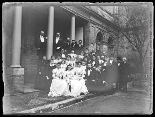 1 vue  - Portrait d\'un groupe (famille et amis) devant un bâtiment. - [entre 1890 et 1920]. - Photographie (ouvre la visionneuse)