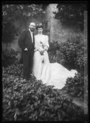 1 vue  - Portrait du couple Mauran en mariés dans un cadre naturel. - 25 juillet 1906. - Photographie (ouvre la visionneuse)