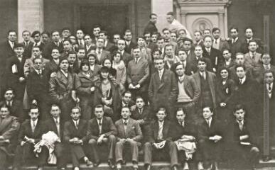 1 vue  - 31.1930-1931. Henri Gaussen au milieu de ses étudiants de PCN devant l\'amphithéâtre de médecine. (ouvre la visionneuse)